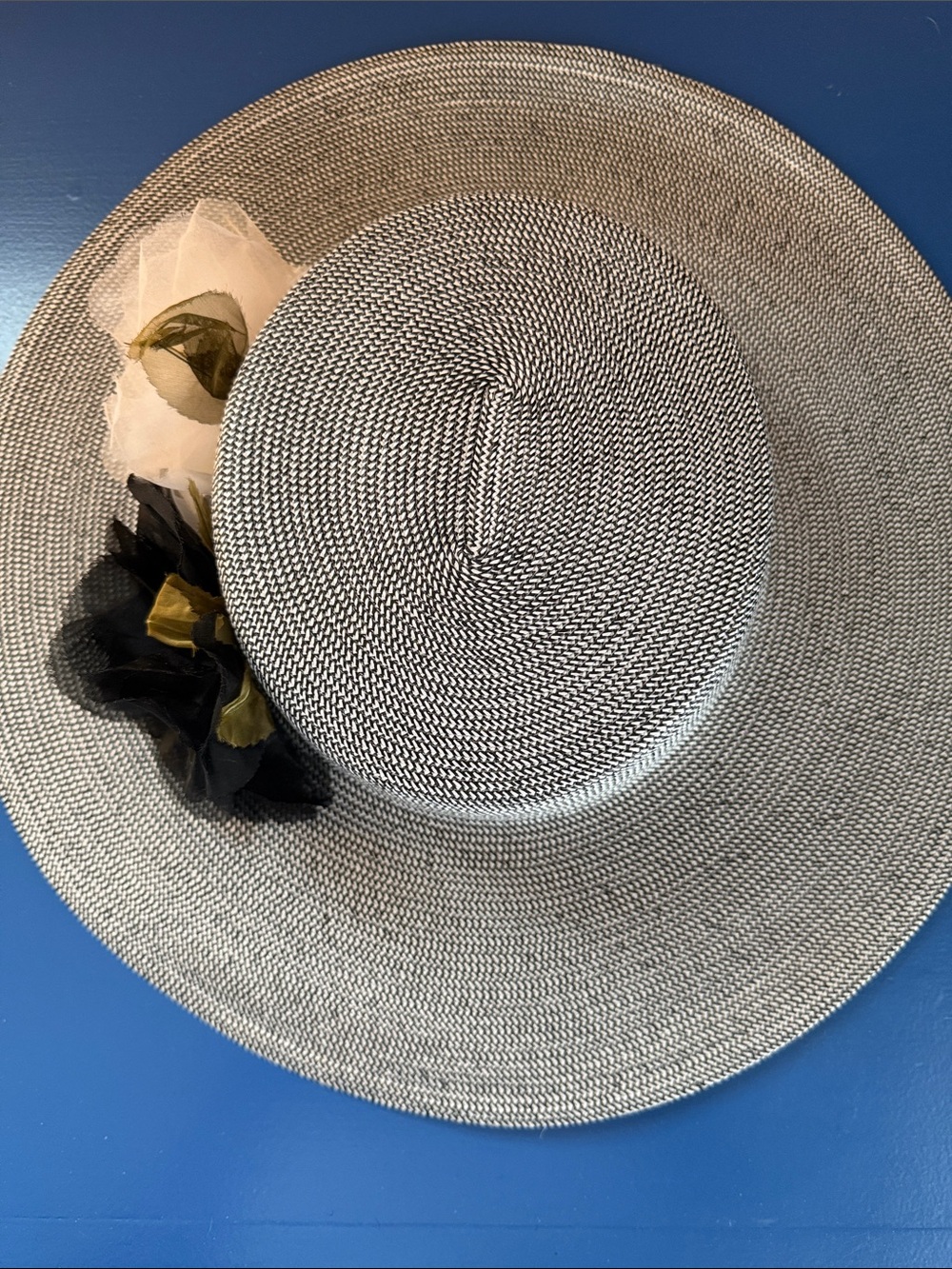LIZ CLAIBORNE Women’s Wide Brim Straw Sun Hat with Floral Trim - Black & White